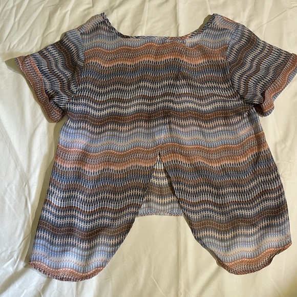 Adjustable sheer patterned top - Picture 5 of 7